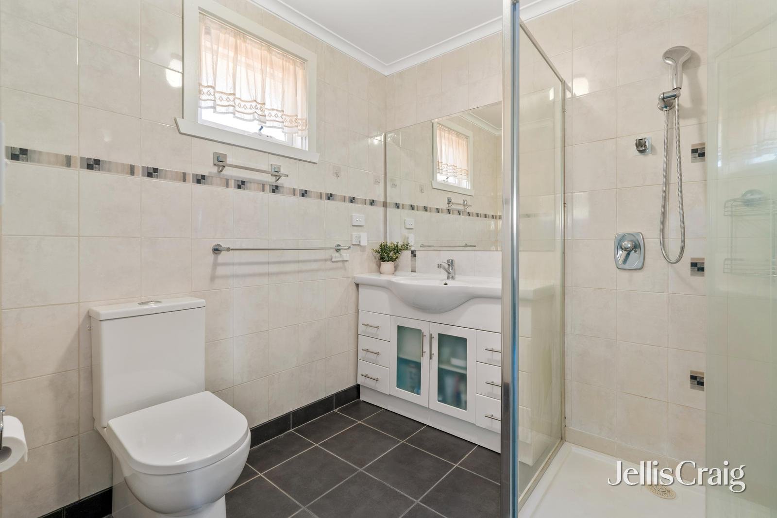 10 Landen Avenue, Glen Waverley image 9