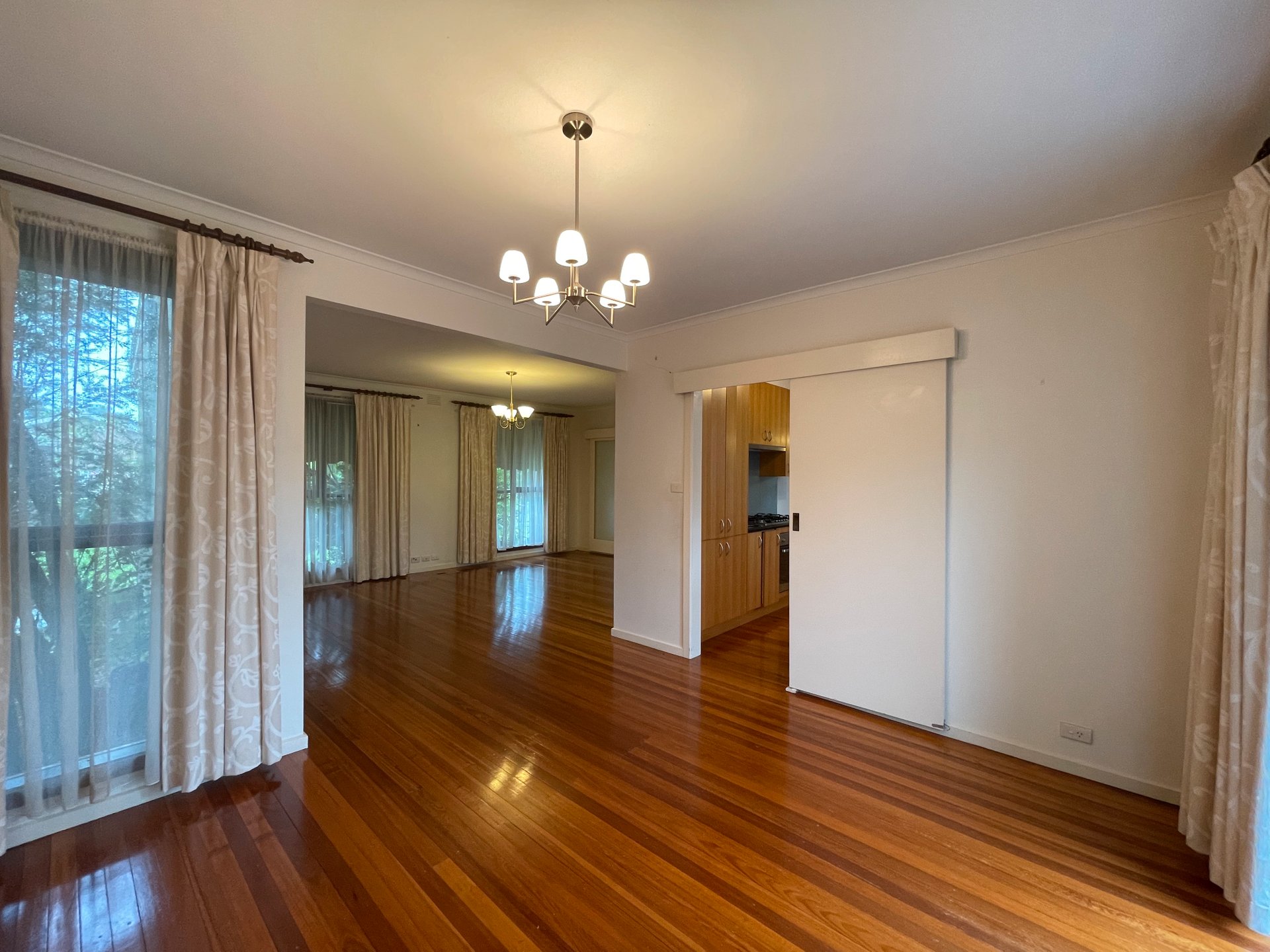 10 Leatherwood Crescent, Wheelers Hill image 3