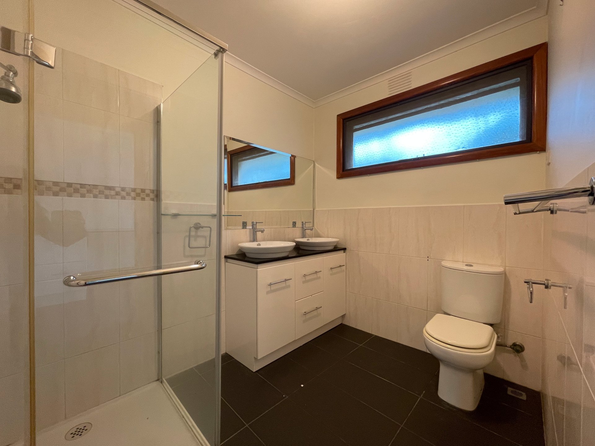 10 Leatherwood Crescent, Wheelers Hill image 8