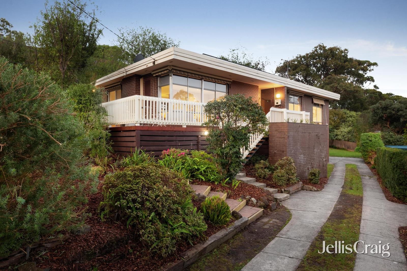 10 Lorraine Drive, Briar&nbsp;Hill image 1