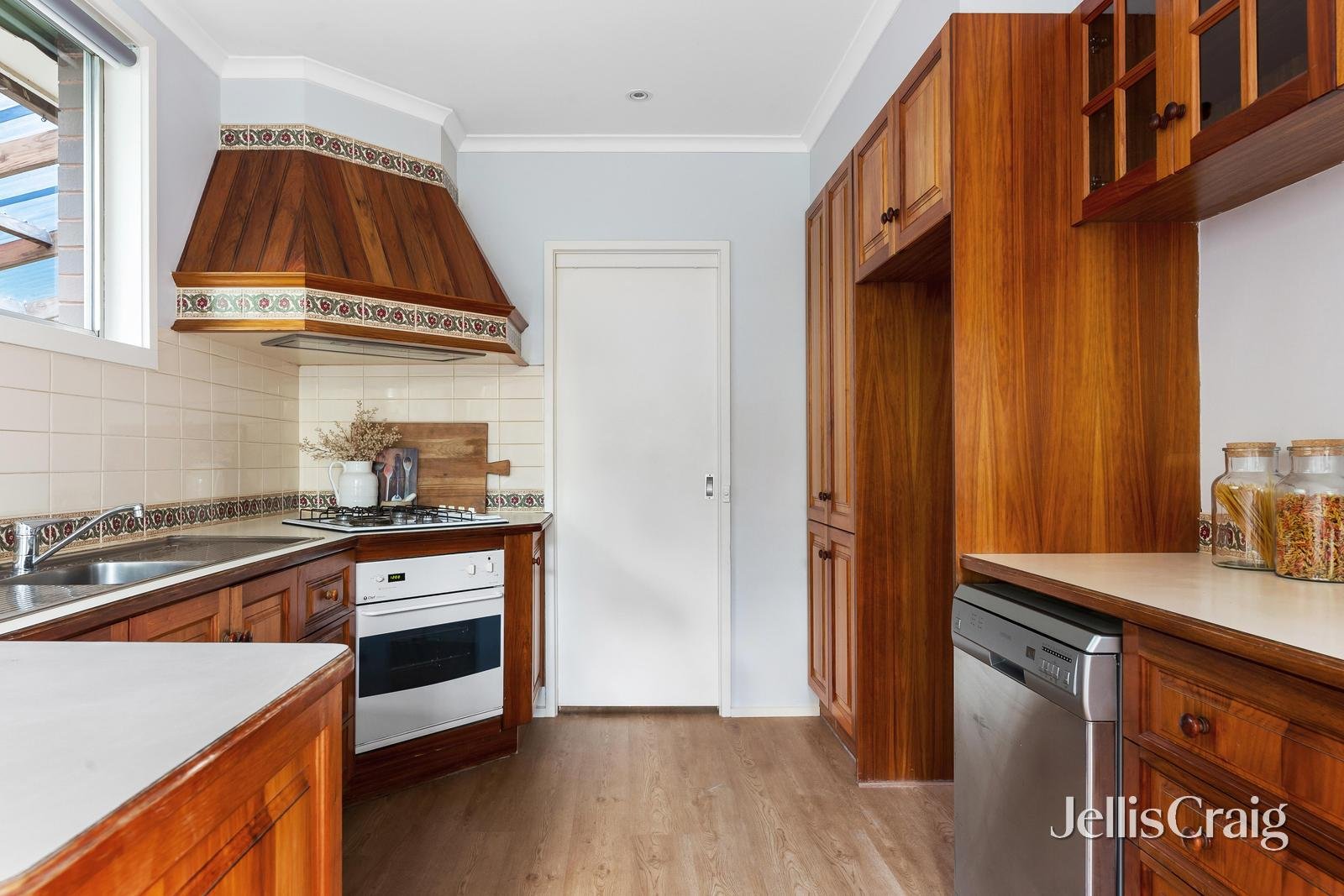 10 Lorraine Drive, Briar&nbsp;Hill image 3
