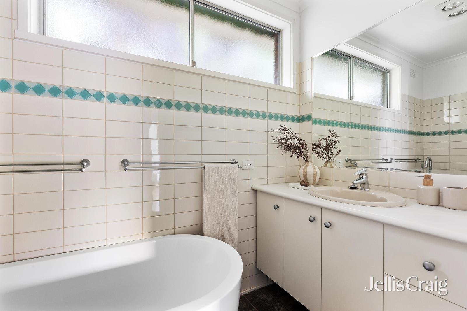 10 Lorraine Drive, Briar&nbsp;Hill image 7