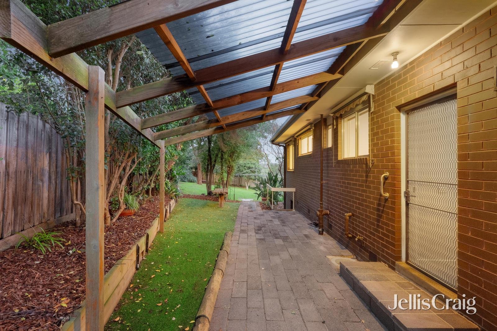 10 Lorraine Drive, Briar&nbsp;Hill image 8