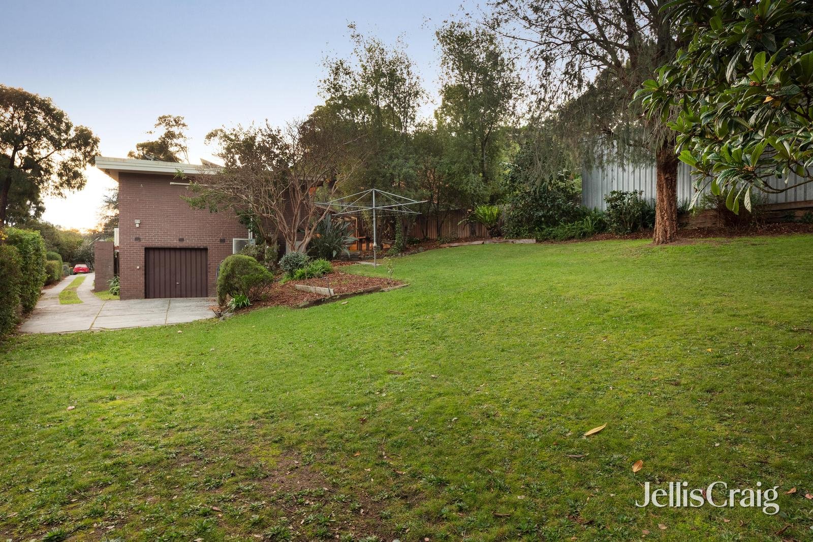 10 Lorraine Drive, Briar&nbsp;Hill image 9