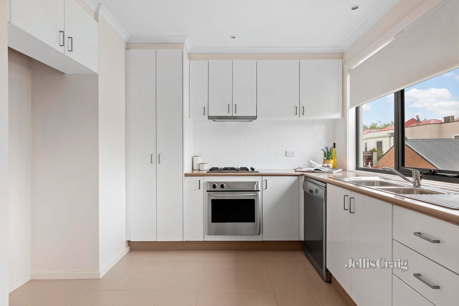 10 McNamara Mews, Kensington image 4