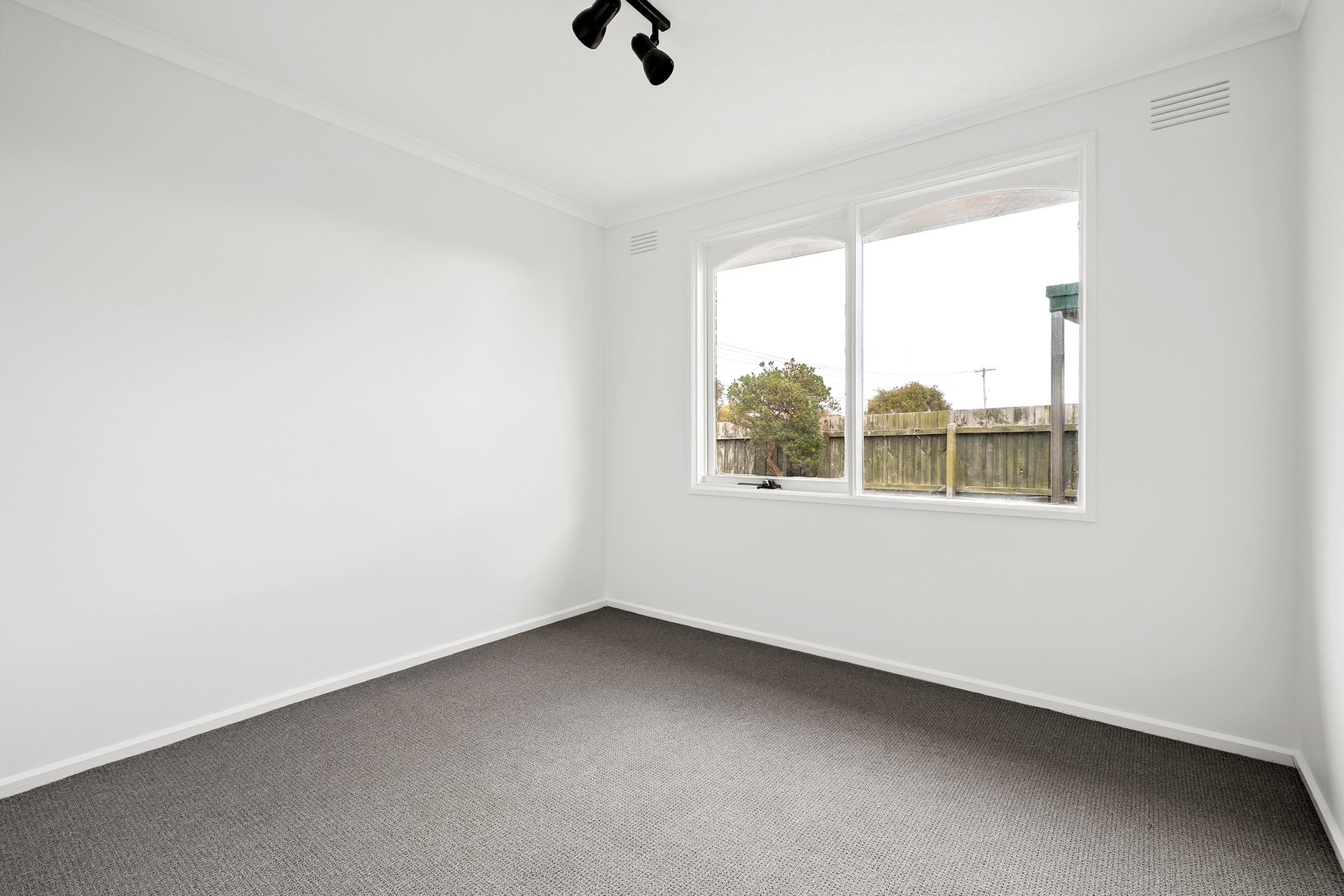 10 Melva Crescent, Whittington image 6
