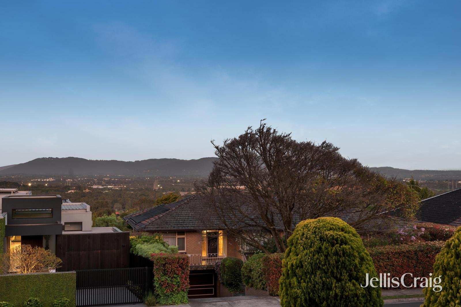 10 Stirling Crescent, Glen Waverley image 2