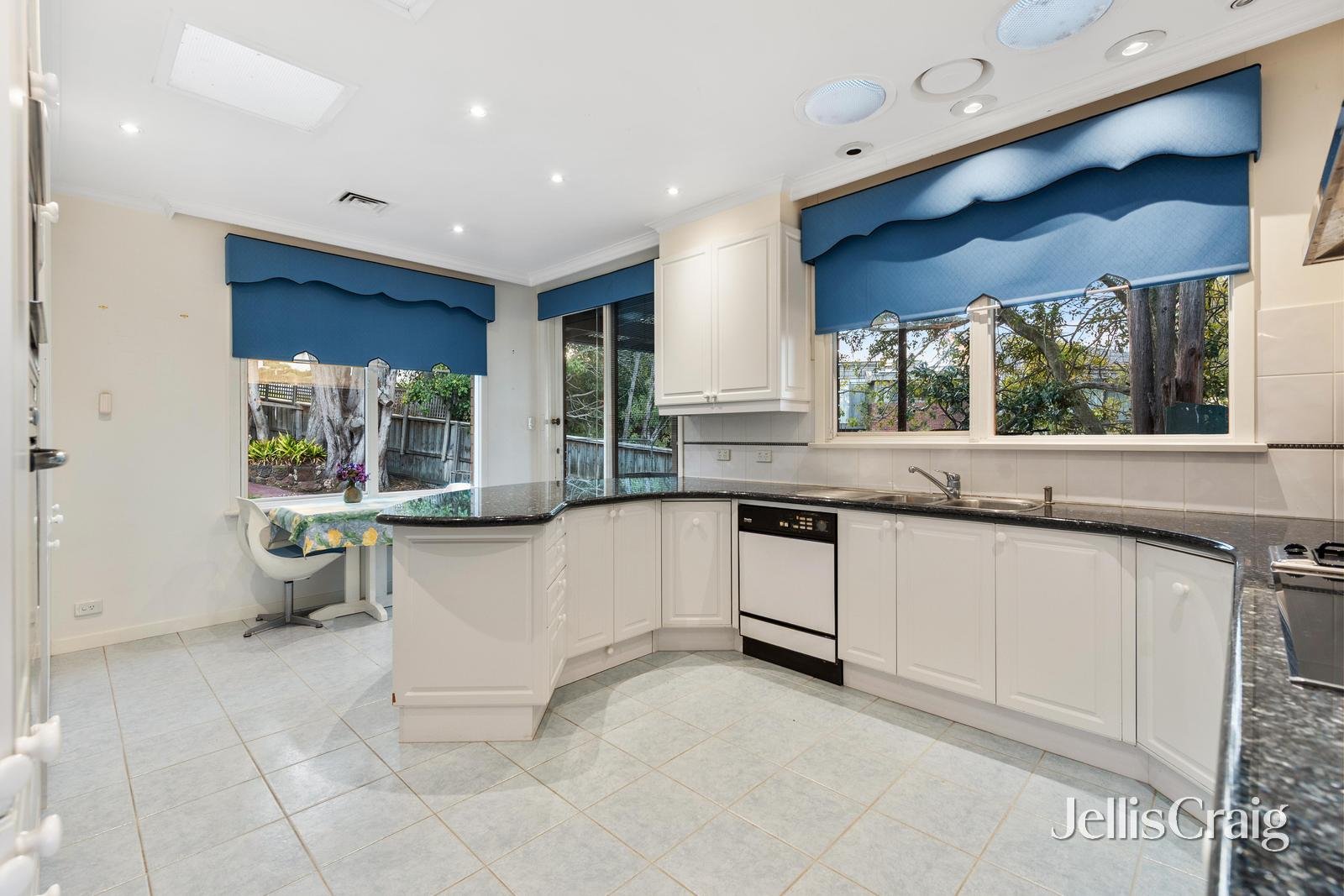 10 Stirling Crescent, Glen Waverley image 4