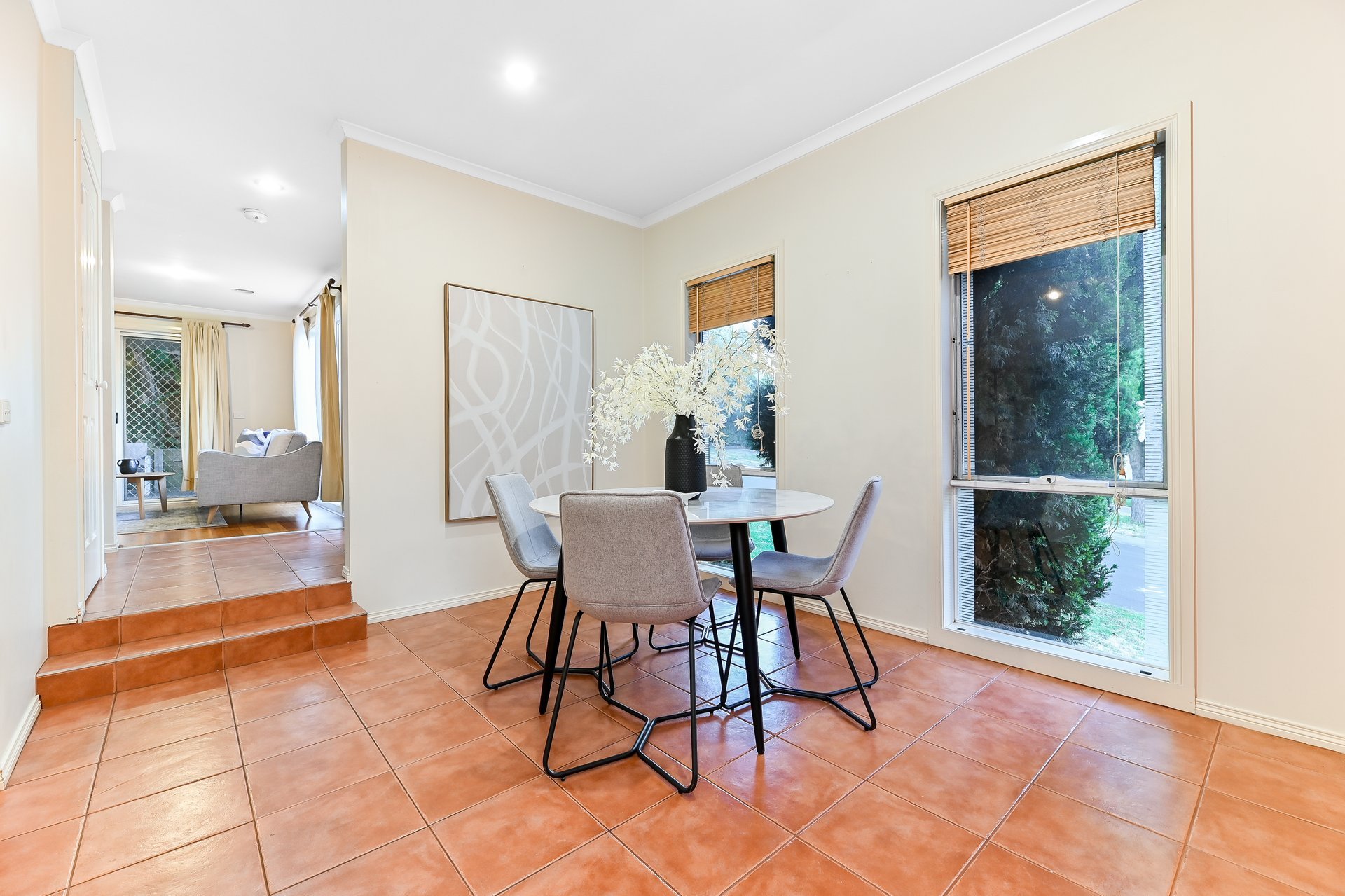 10 Tulloch Grove, Glen Waverley image 3