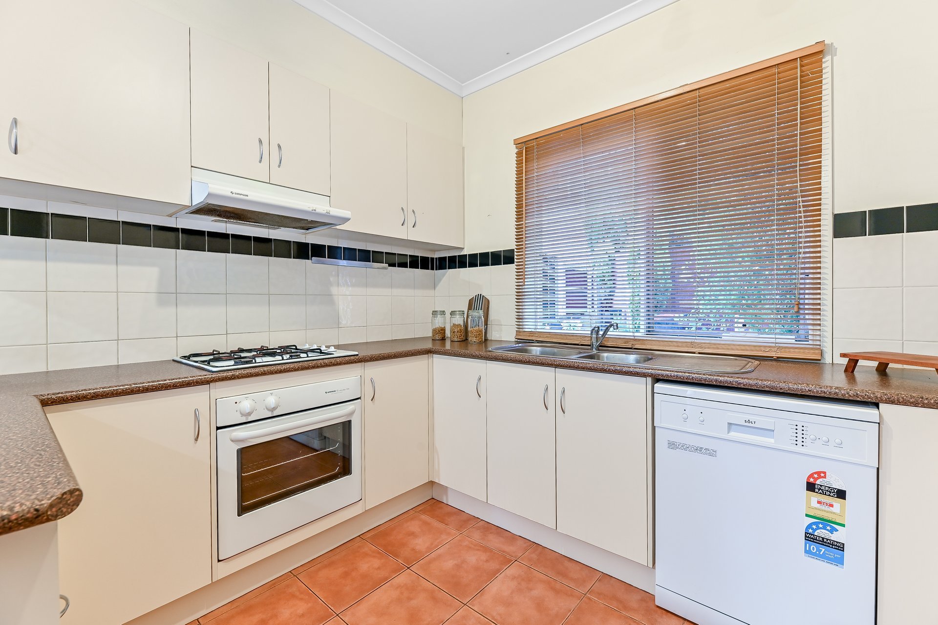 10 Tulloch Grove, Glen Waverley image 5