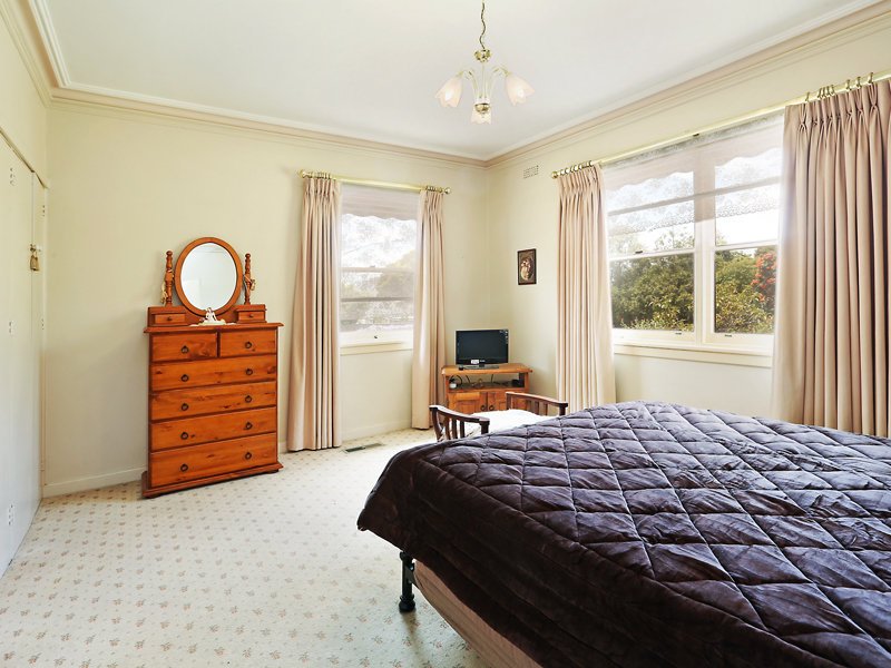 10 Walter Street, East Geelong image 8