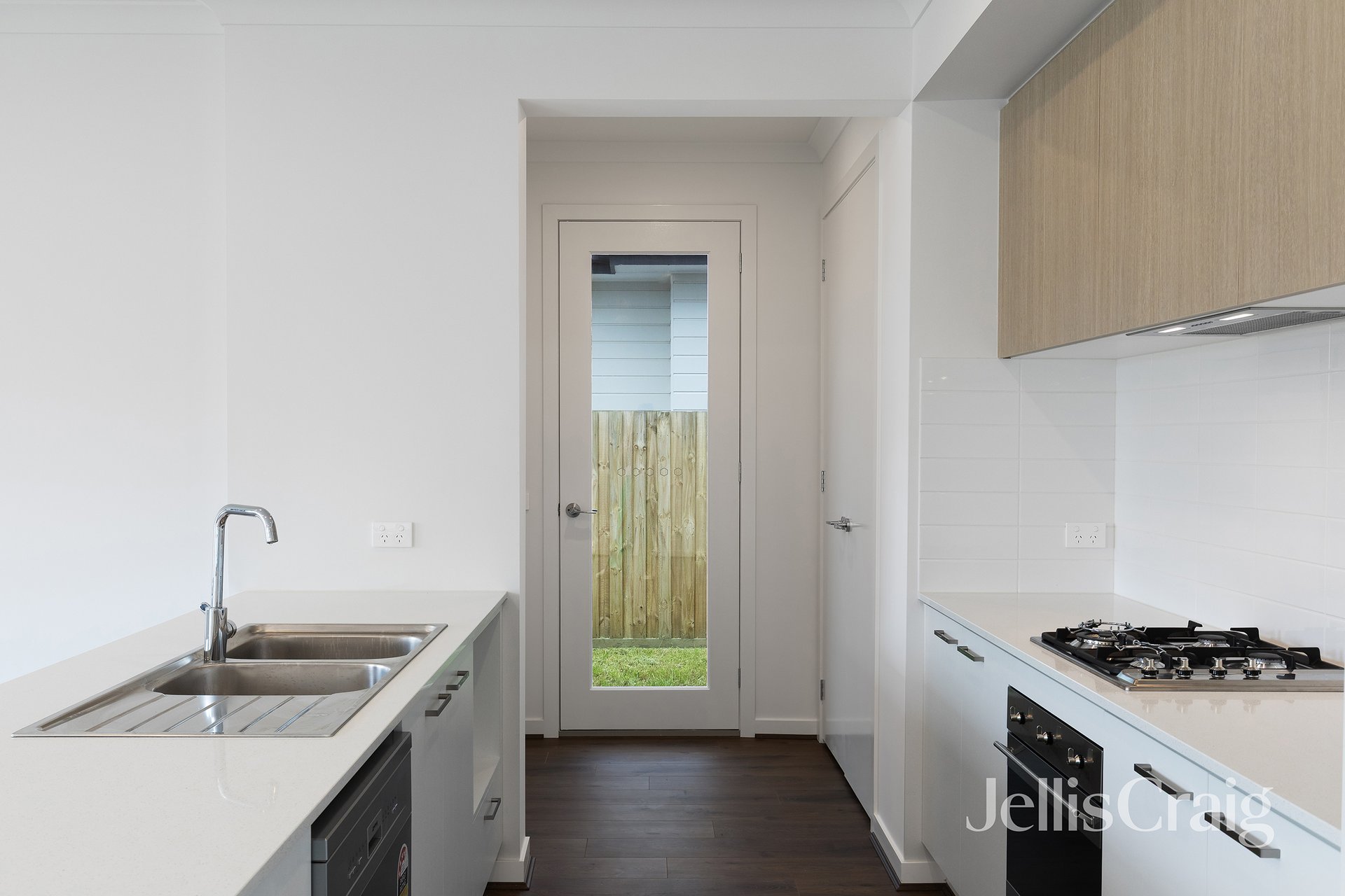 100 Lacebark Drive, St Helena image 5