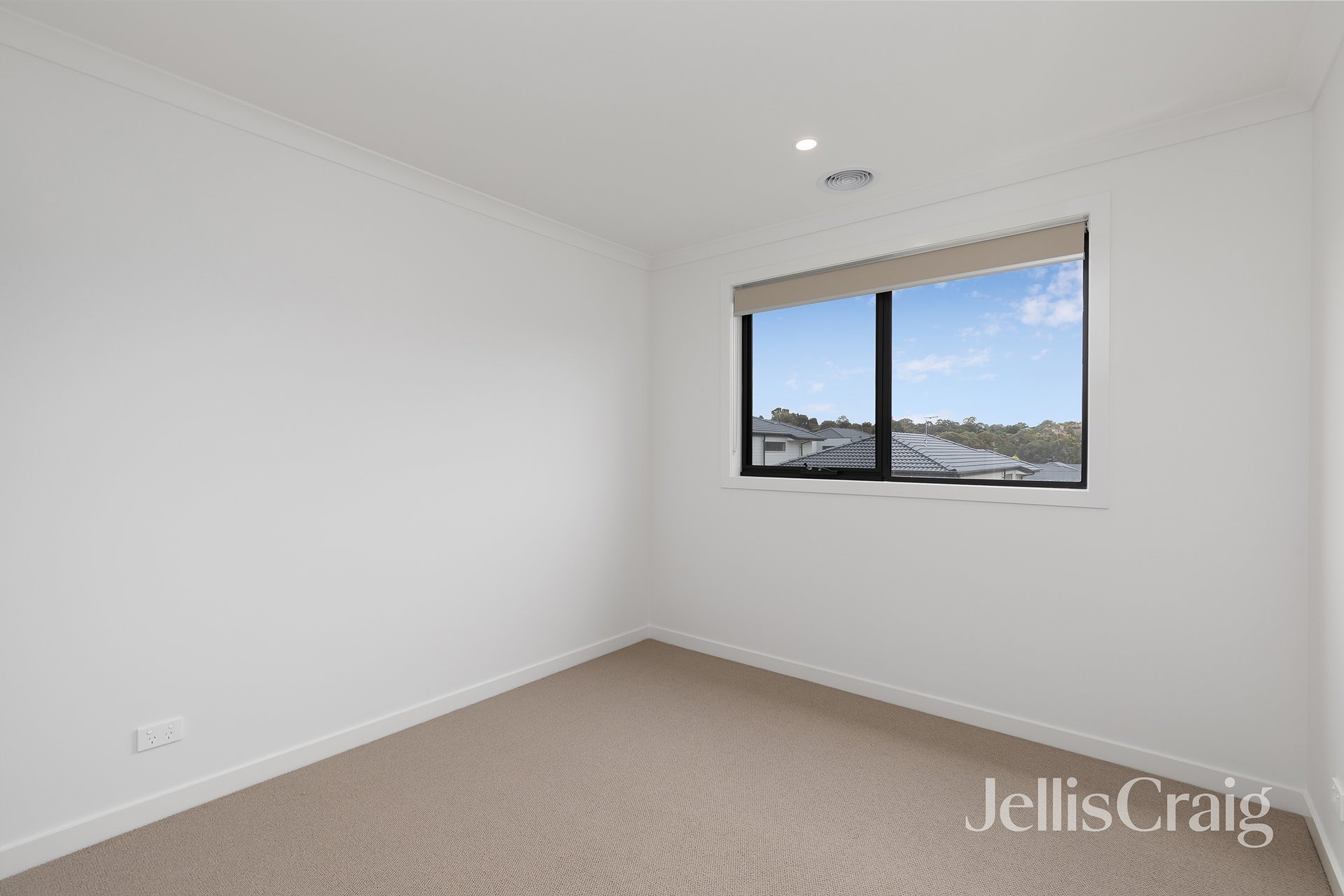 100 Lacebark Drive, St Helena image 8