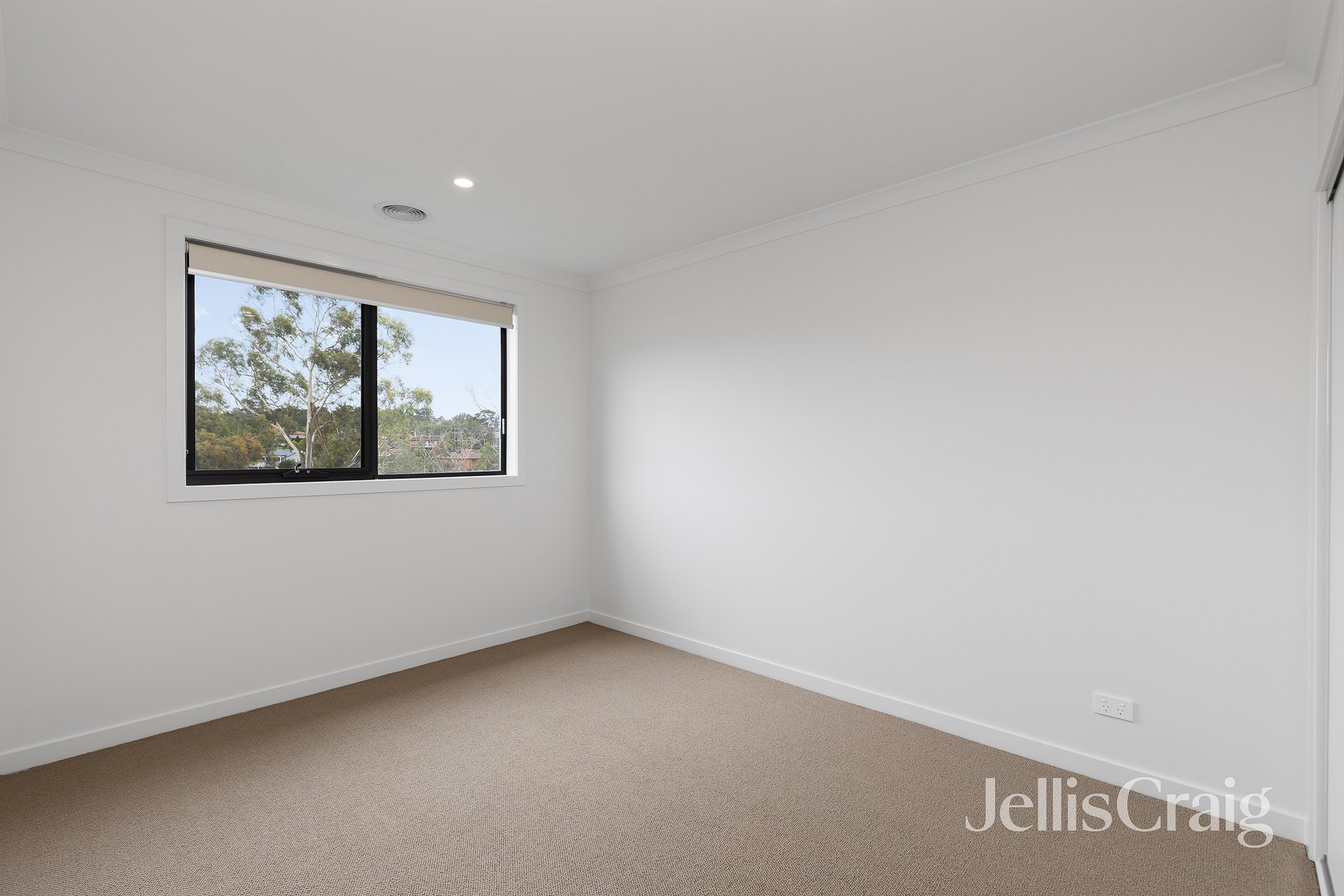 100 Lacebark Drive, St Helena image 9