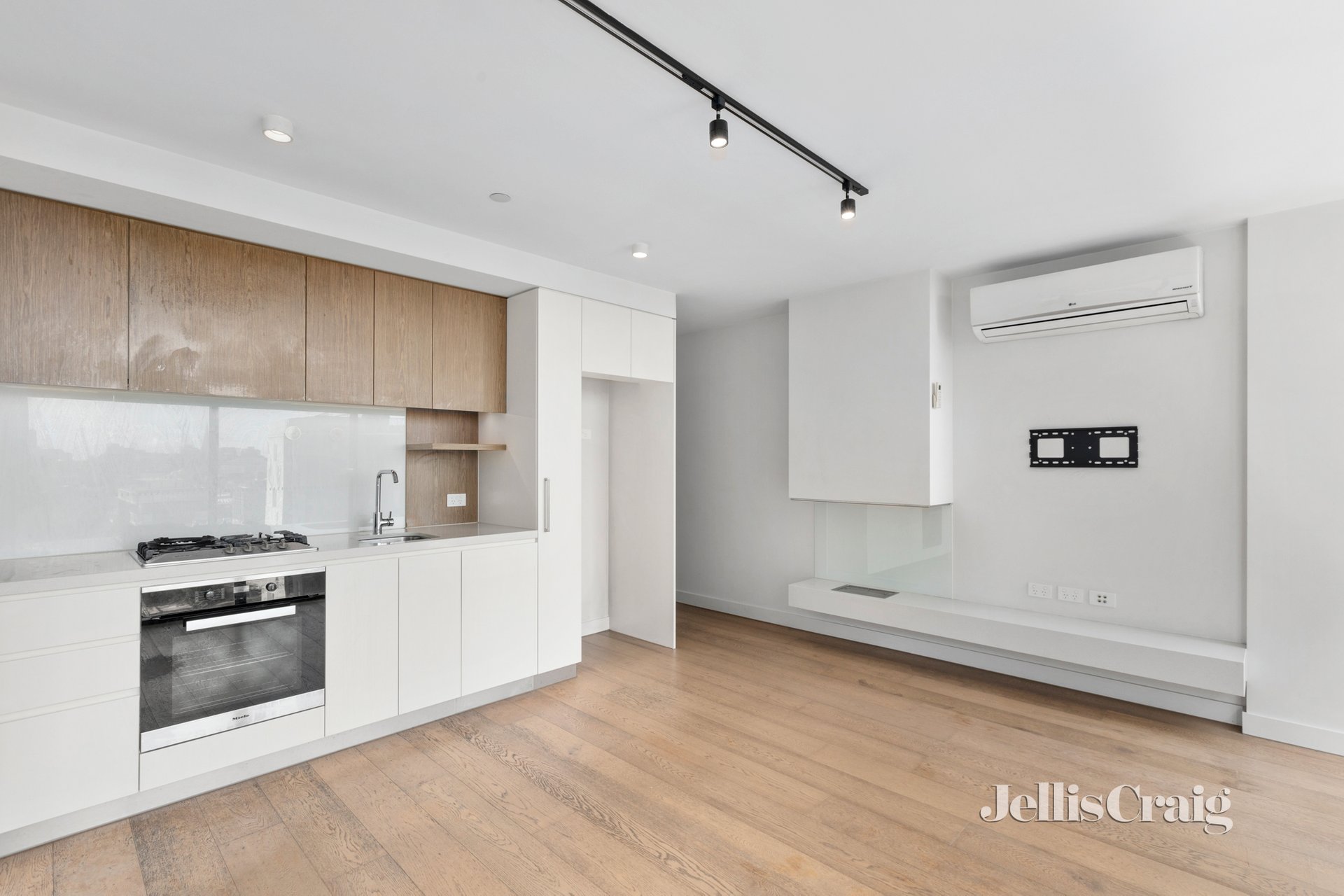 1001/2 Claremont St, South Yarra image 2