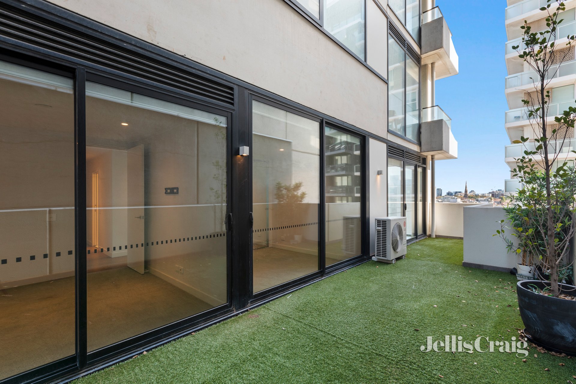 1001/2 Claremont St, South Yarra image 3