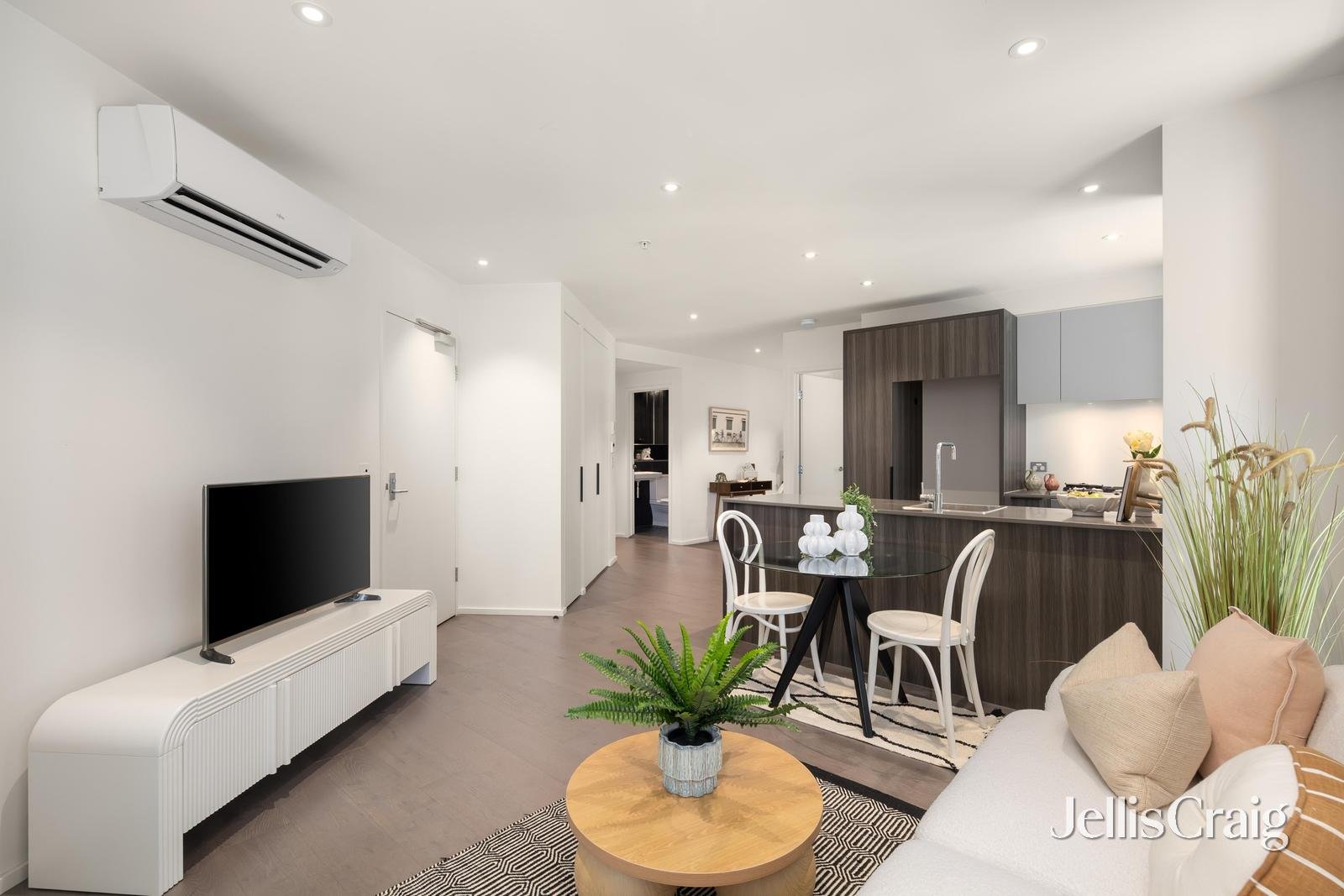 1004W/888 Collins Street, Docklands image 3