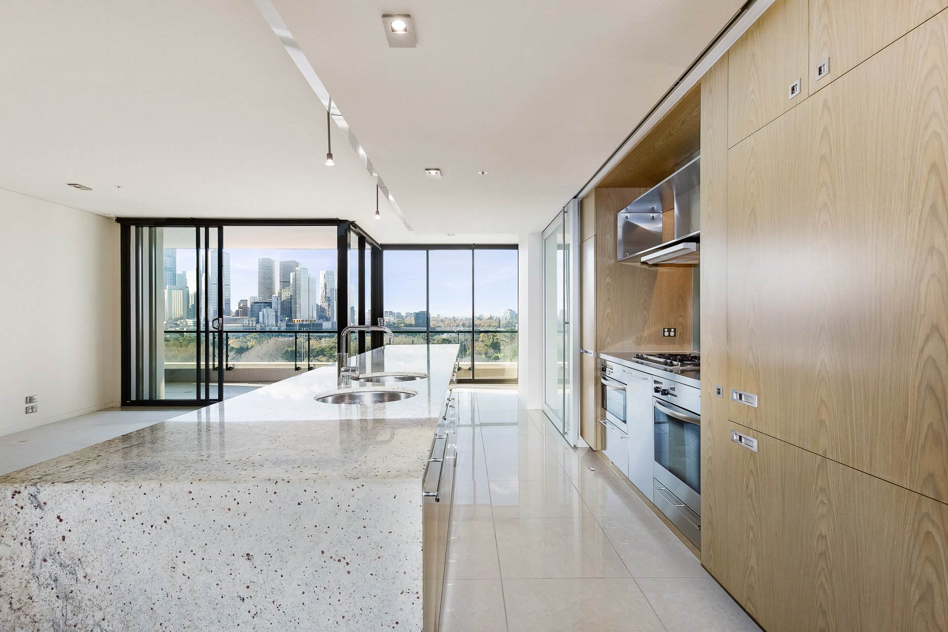 1008/250 St Kilda Road, Southbank image 4