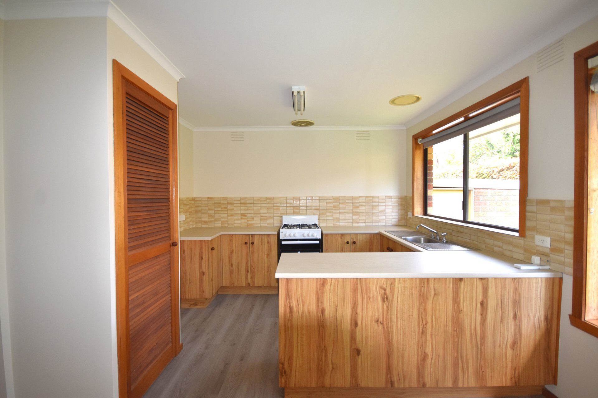 10/104 Sherlock Road, Mooroolbark image 4