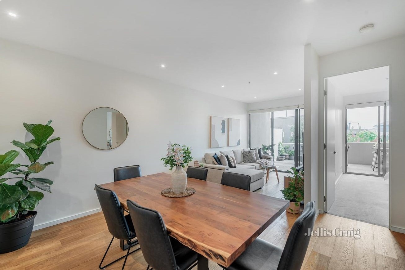 10/187 Reynolds Road, Doncaster East image 2