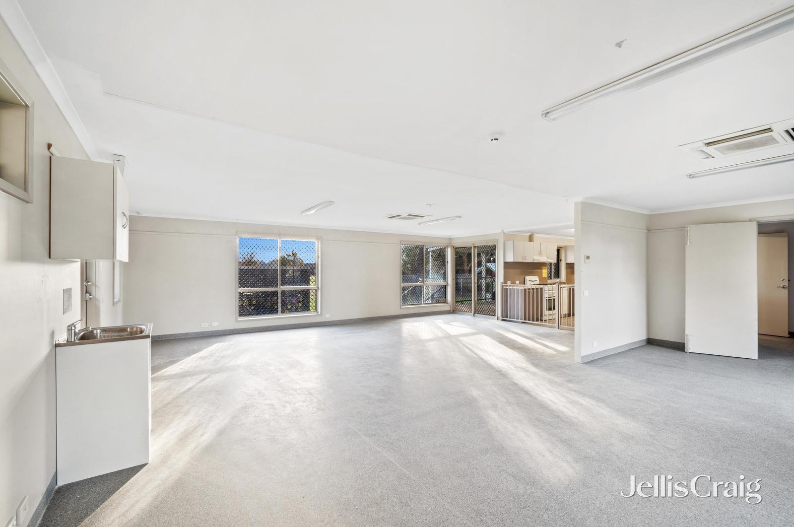 102 Leawarra Crescent, Delacombe image 2