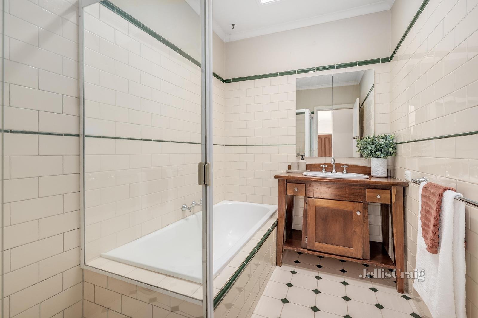 102 Orchard Grove, Blackburn South image 6