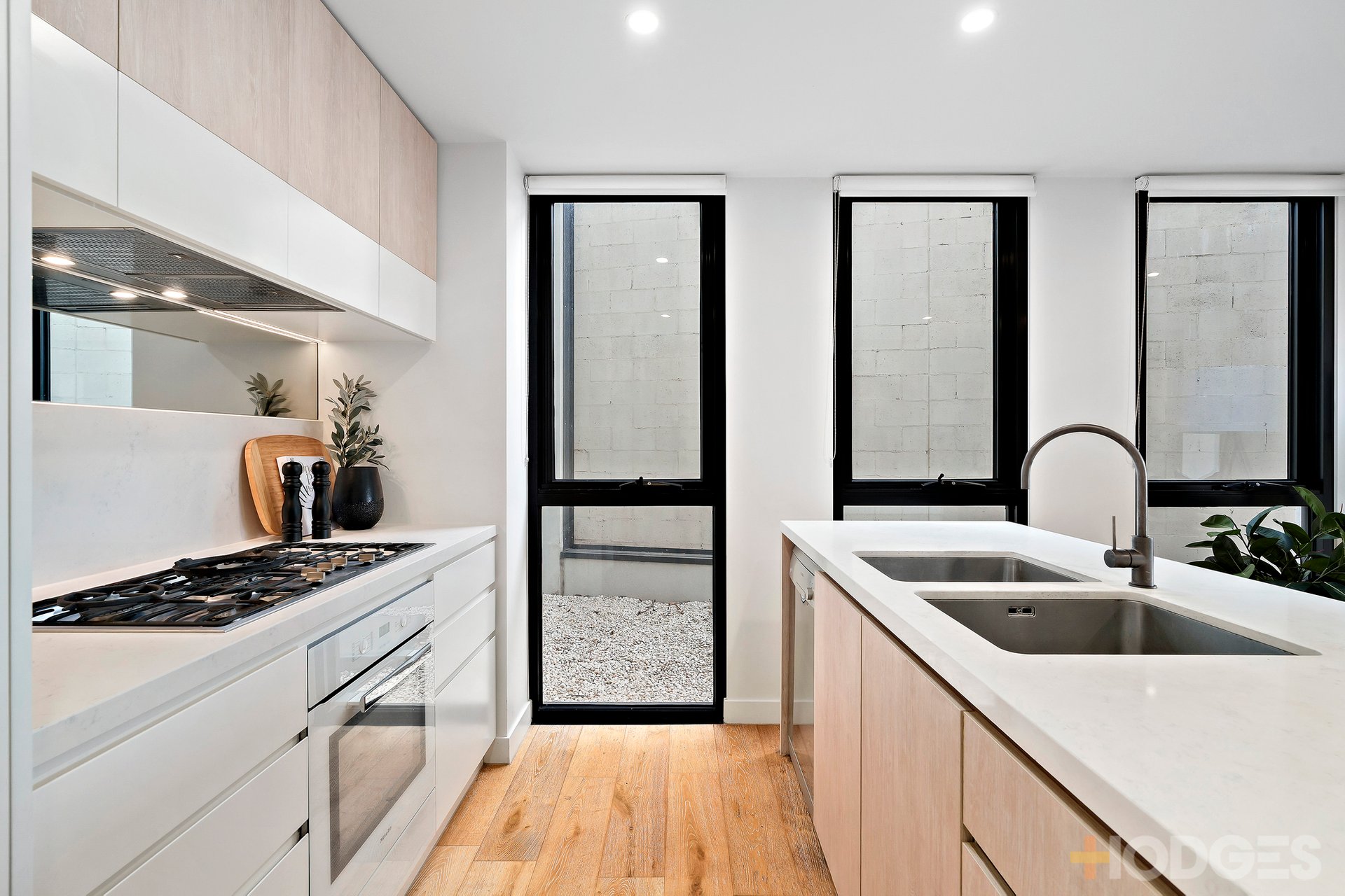 102 / 293-295 Hampton Street Hampton