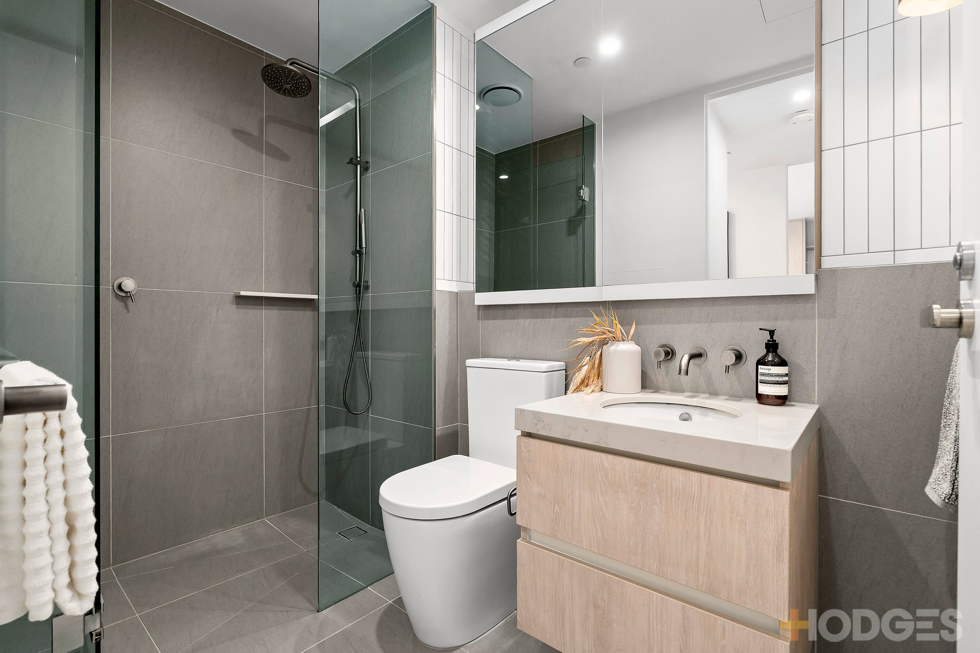 102 / 293-295 Hampton Street Hampton