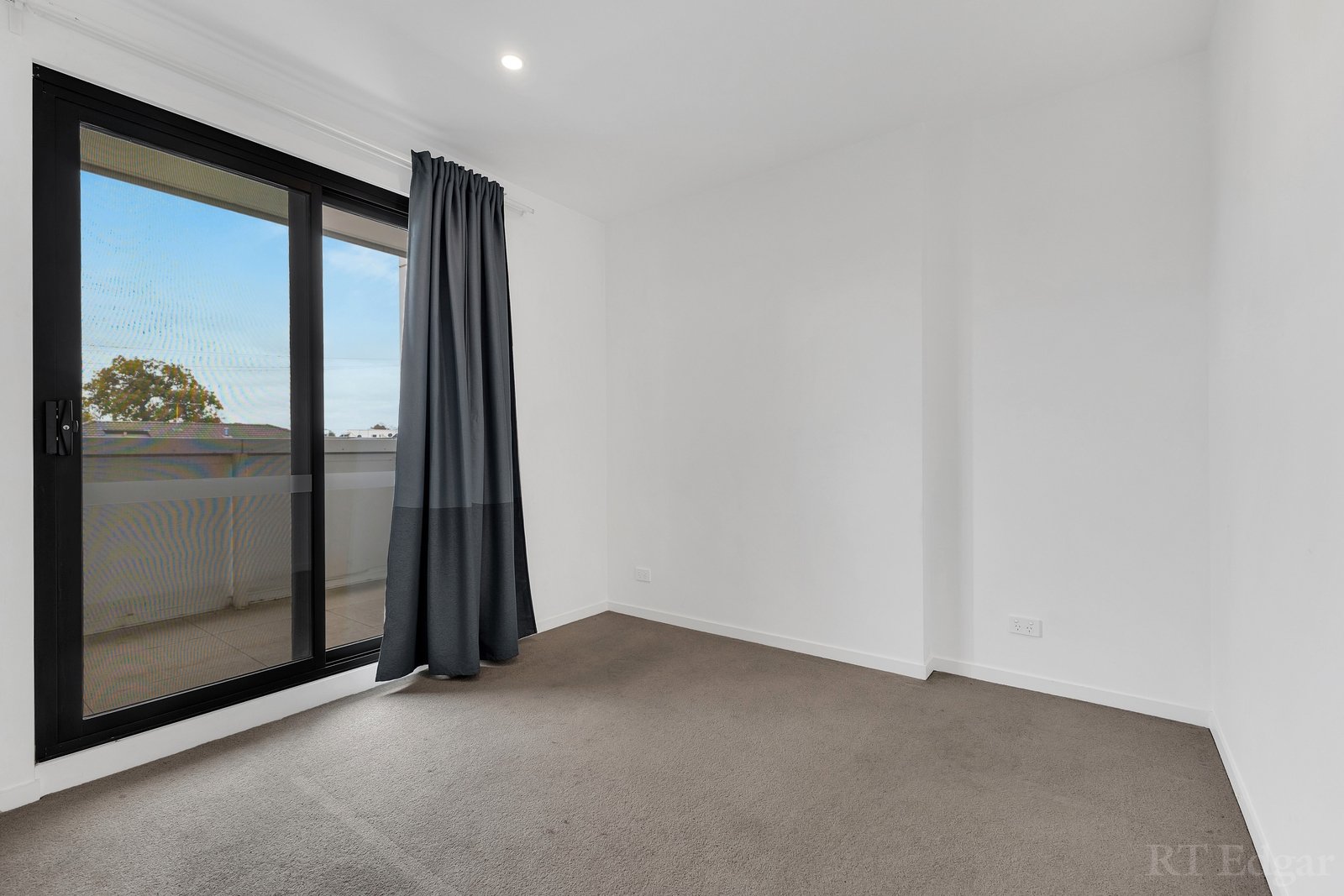 Property Gallery Thumbnail 3