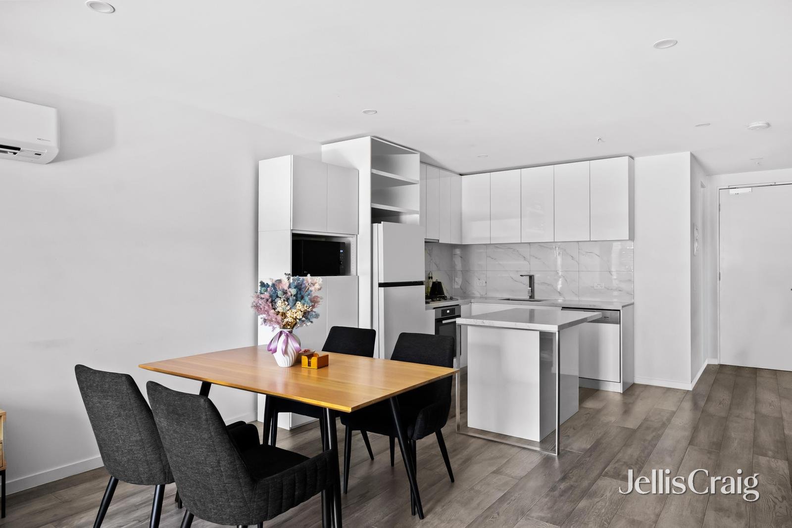 102/330 Manningham Road, Doncaster image 1