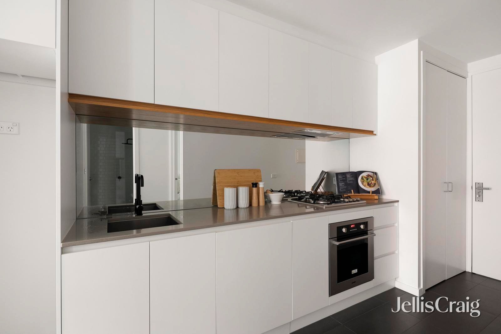 102/4 Beavers Road, Northcote image 3