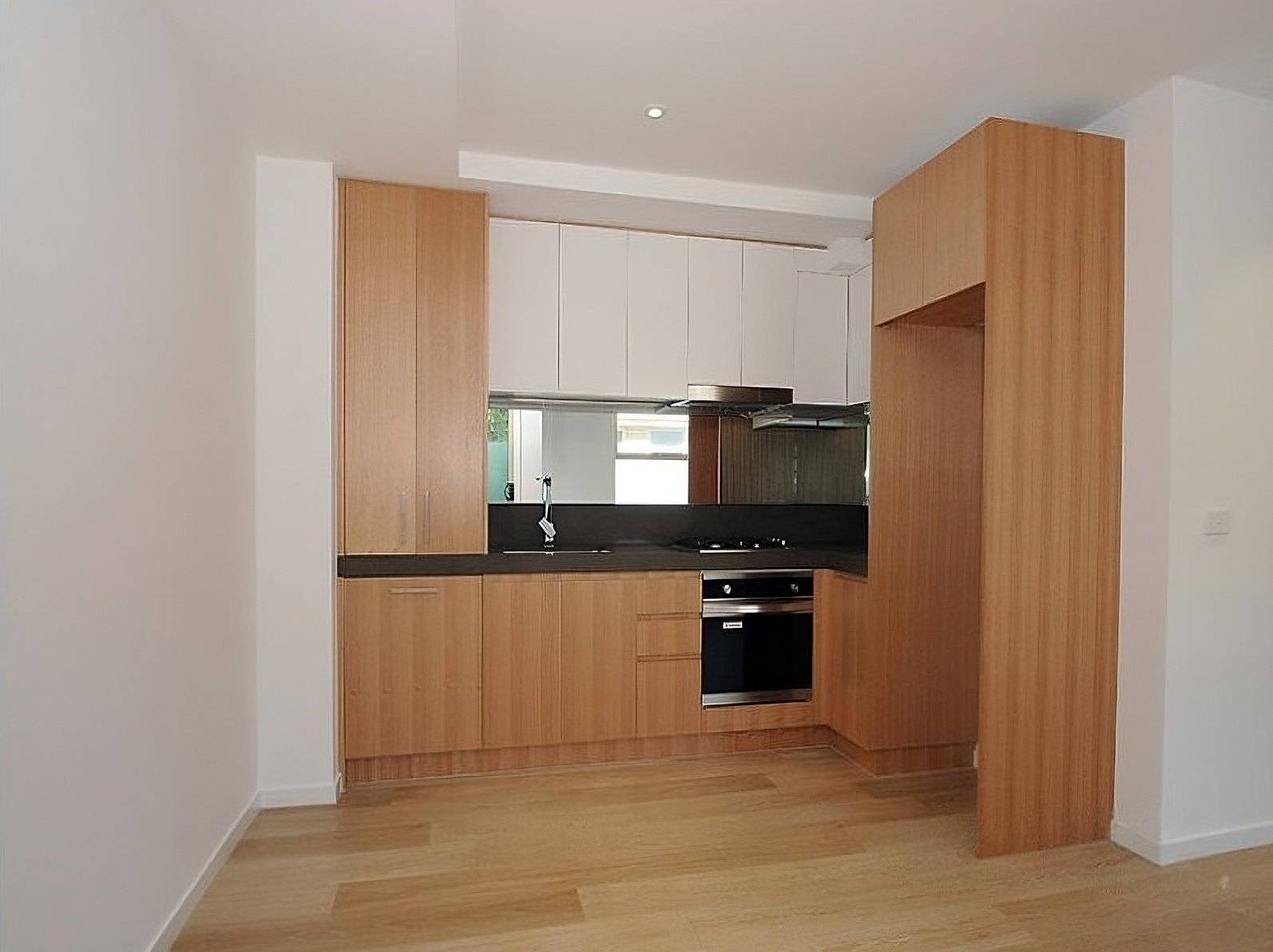102/6 Kokaribb Road, Carnegie image 1