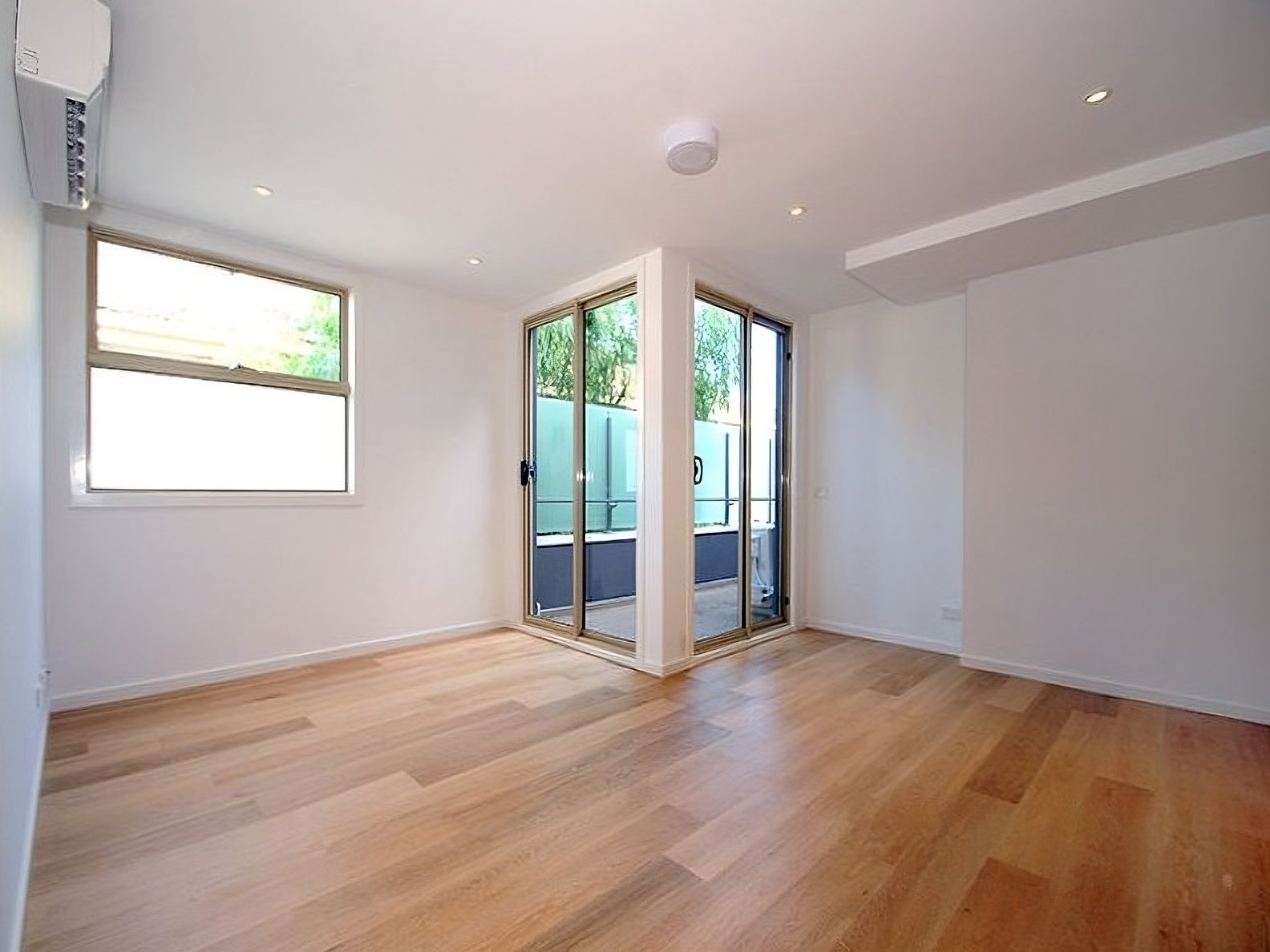 102/6 Kokaribb Road, Carnegie image 2