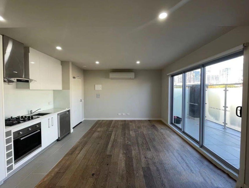 102/81 Thames Street, Box&nbsp;Hill image 2