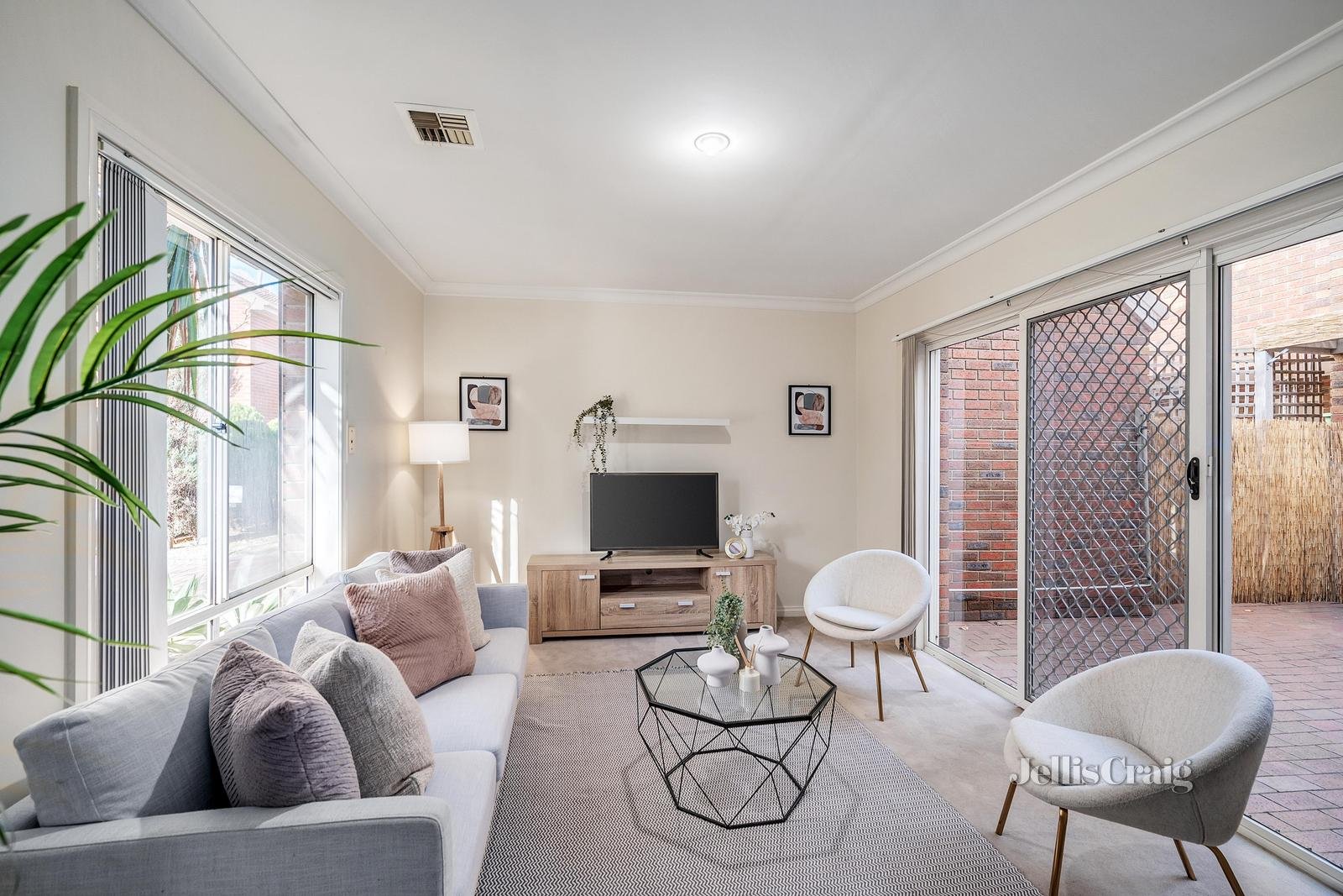 10/3 Mckelvie Court, Glen Waverley image 2