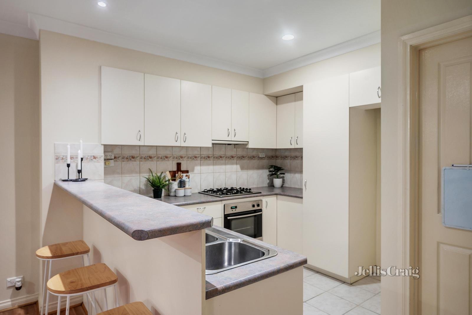 10/3 Mckelvie Court, Glen Waverley image 3