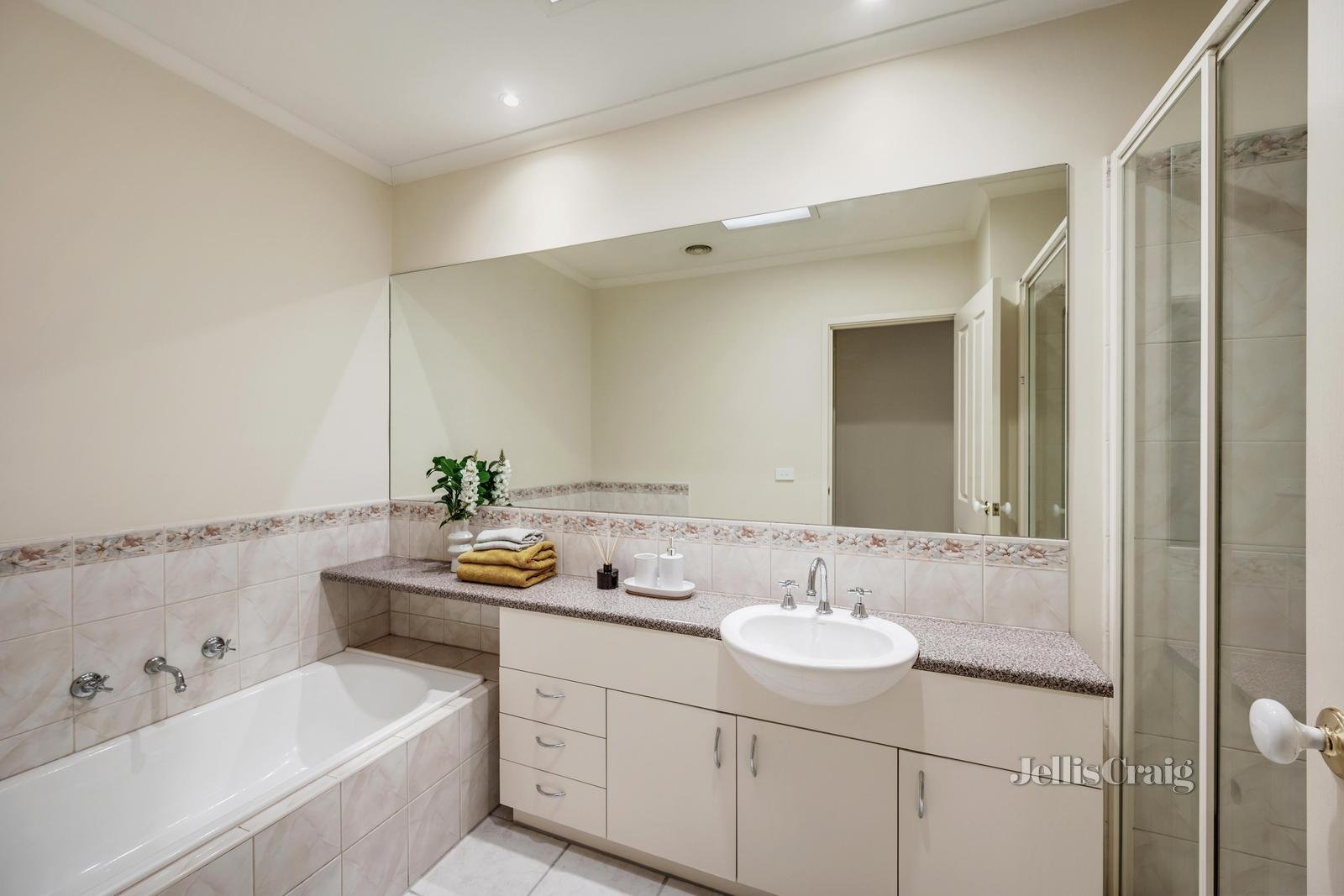 10/3 Mckelvie Court, Glen Waverley image 6