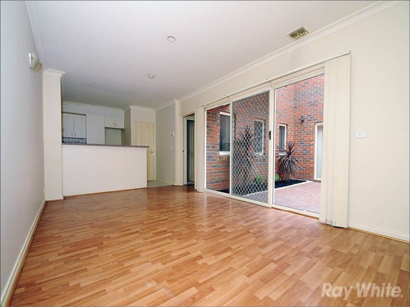 10/3 McKelvie Court, Glen Waverley image 2