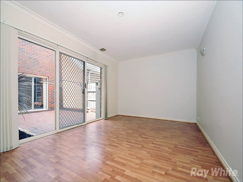 10/3 McKelvie Court, Glen Waverley image 4