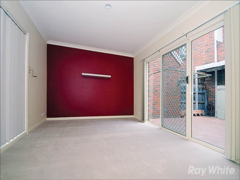 10/3 McKelvie Court, Glen Waverley image 5