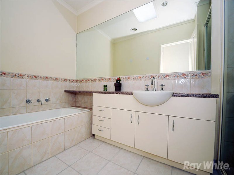 10/3 McKelvie Court, Glen Waverley image 8