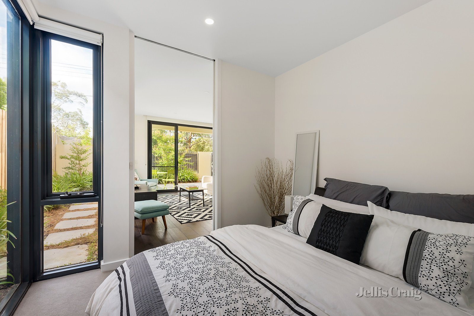 10/33 Queens Avenue, Doncaster image 3