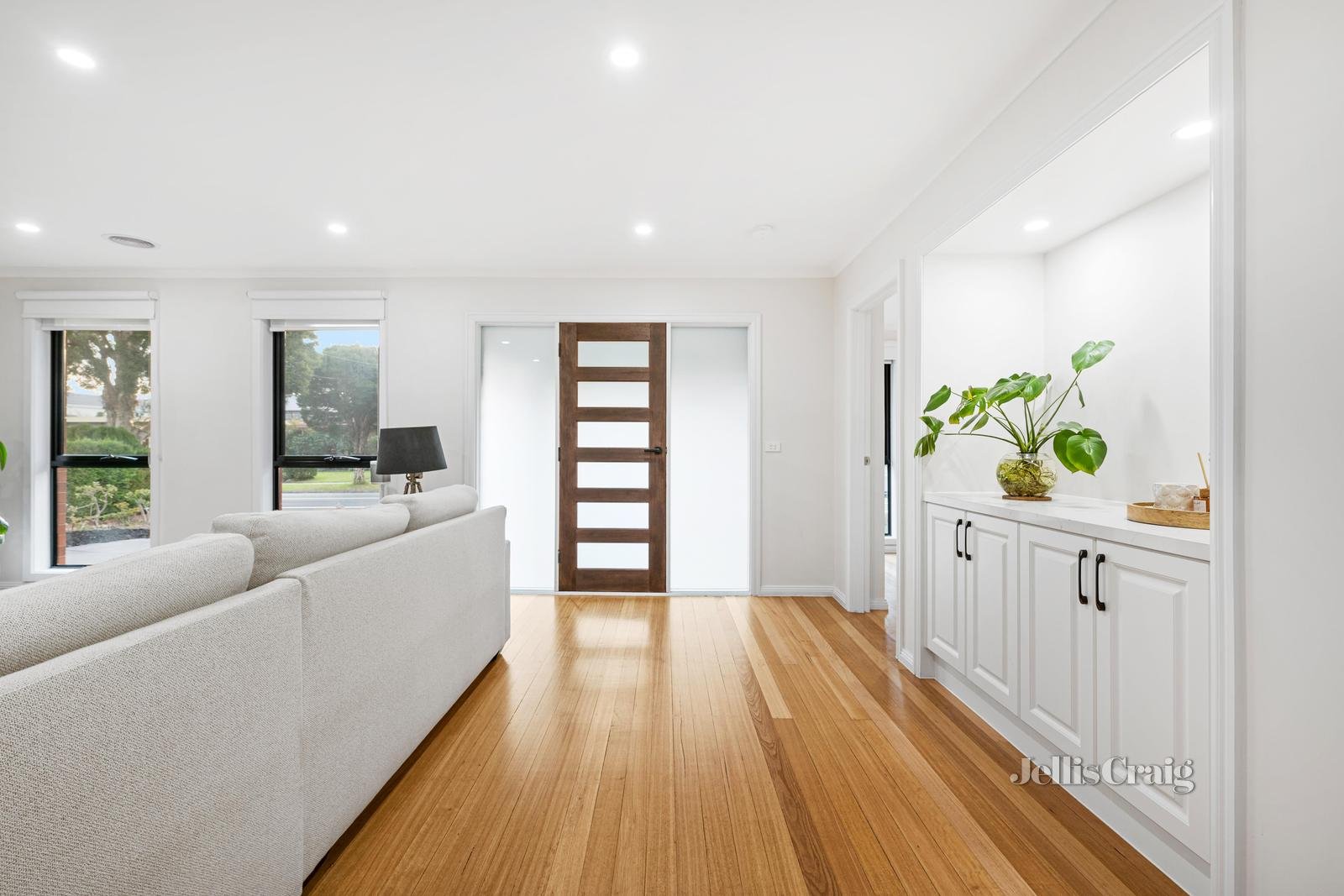 104 King Arthur Drive, Glen Waverley image 2