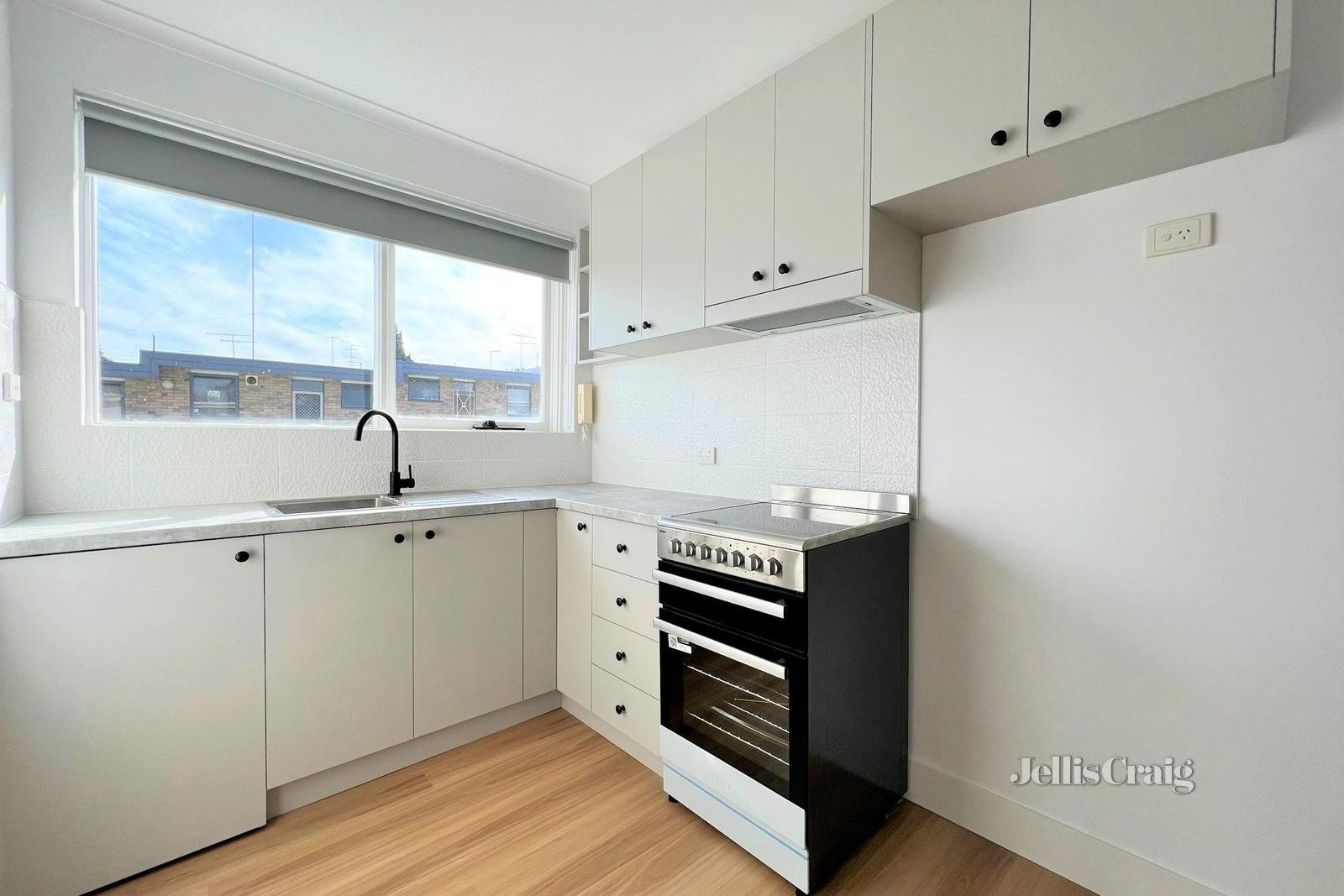 10/5 Allard Street, Brunswick West image 2