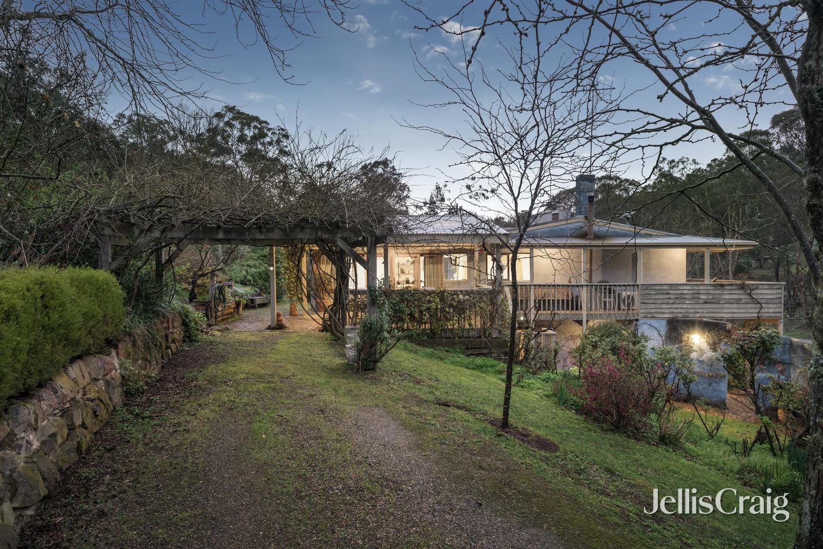 105 Overbank Road, Eltham image 2