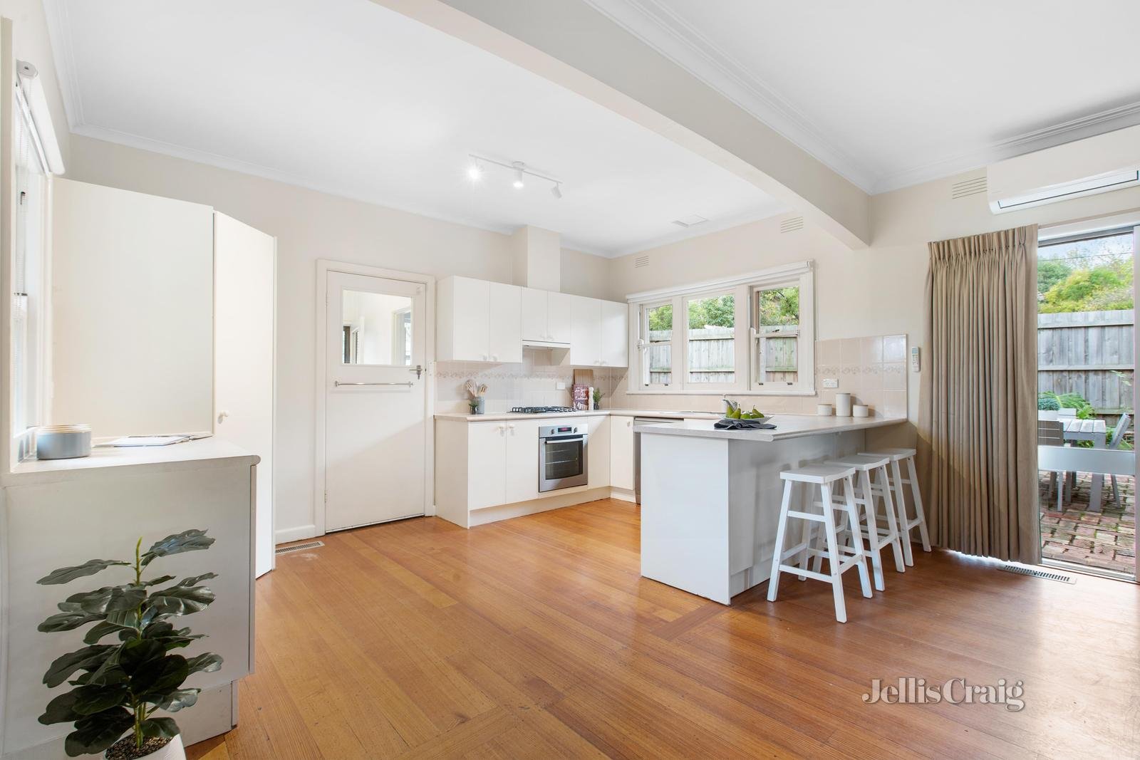 105 Rostrevor Parade, Mont Albert North image 3