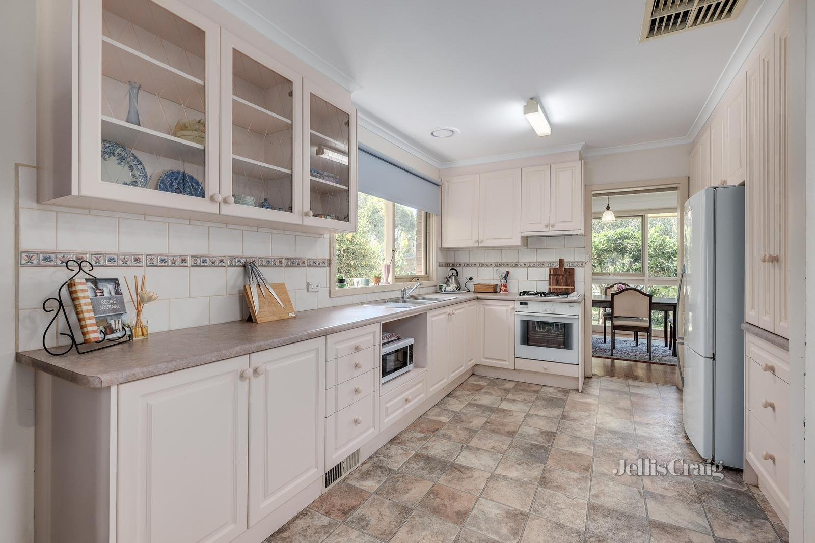 105 View Mount Road, Glen Waverley image 3