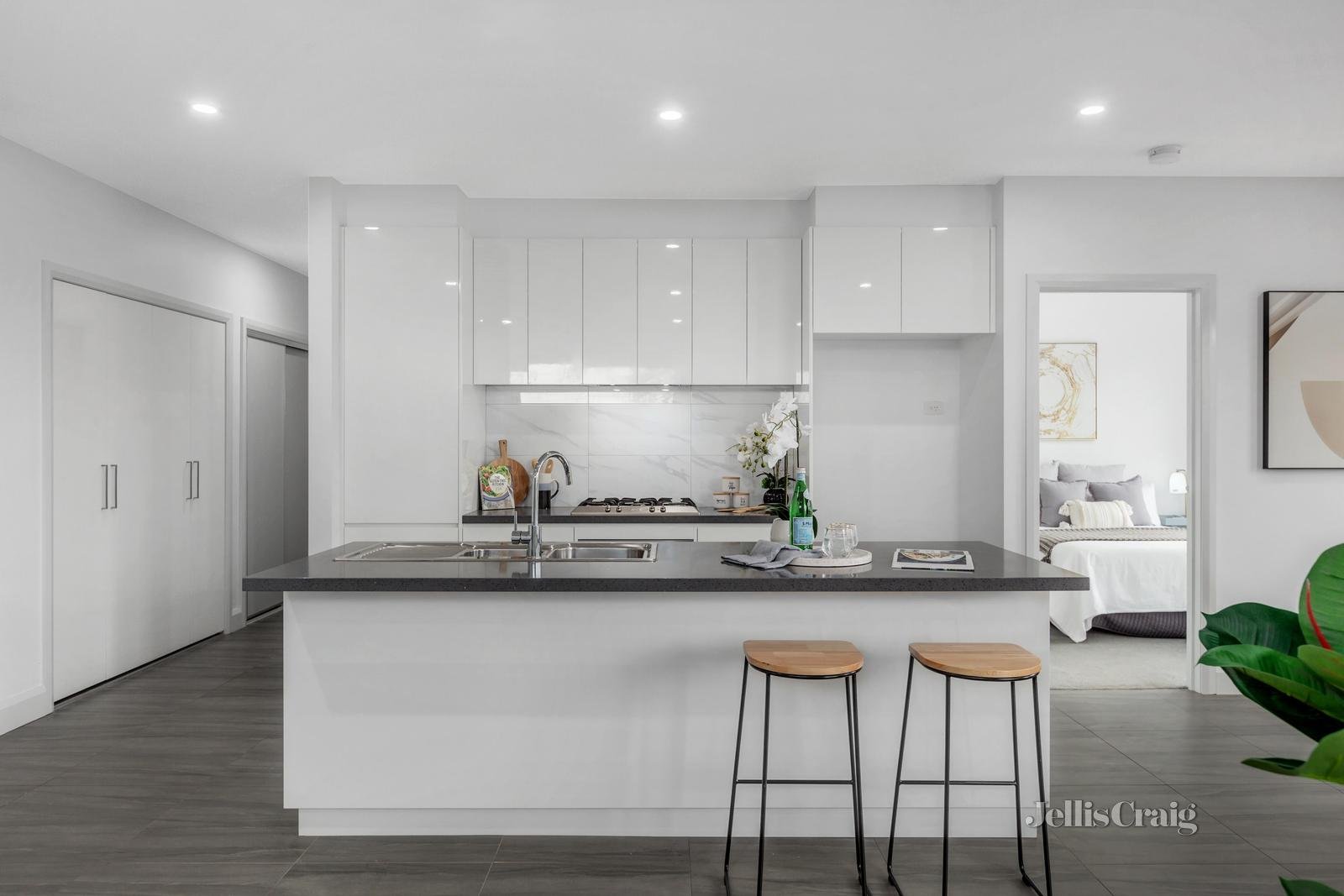 105/166 Blackburn Road, Doncaster East image 4