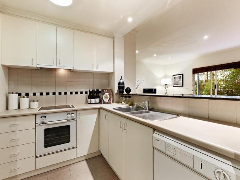 105/26 Queens Road, Melbourne image 5