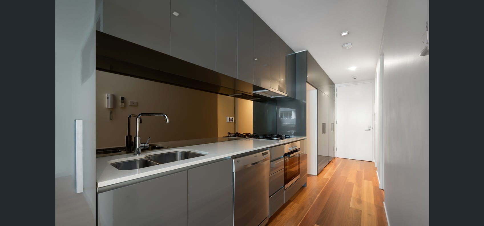 105 / 88 Dow  PORT MELBOURNE